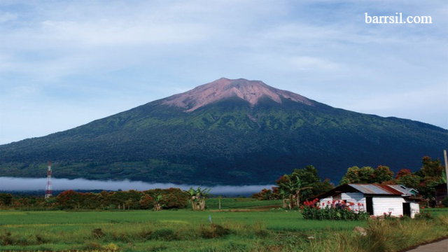 Wisata Pegunungan Tertinggi di Indonesia dengan Pemandangan Indah